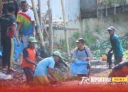Kapolres Sumenep Pimpin Aksi Bersih Sungai Marengan 12 Kapolres Sumenep Pimpin Aksi Bersih Sungai Marengan