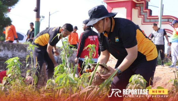 Cegah Banjir, Kapolres Sumenep Bersama Instansi Terkait Bersihkan Selokan Jalan