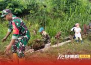 Peduli Lingkungan, Babinsa Sombo dan Warga Gotong Royong Bersihkan Selokan Dusun Argomulyo 