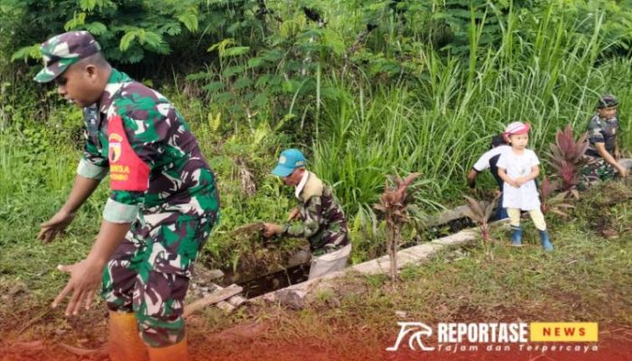 Peduli Lingkungan, Babinsa Sombo dan Warga Gotong Royong Bersihkan Selokan Dusun Argomulyo 
