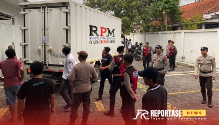 Personil Polres Lumajang Lakukan Pengamanan Datangnya Surat Suara Pilkada 2024