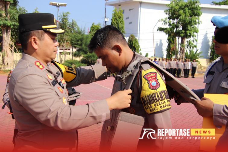 Foto: Kapolres Sumenep, secara simbolis memberikan perlengkapan baru kepada 96 personel Bhabinkamtibmas, @by_reportasenews.net