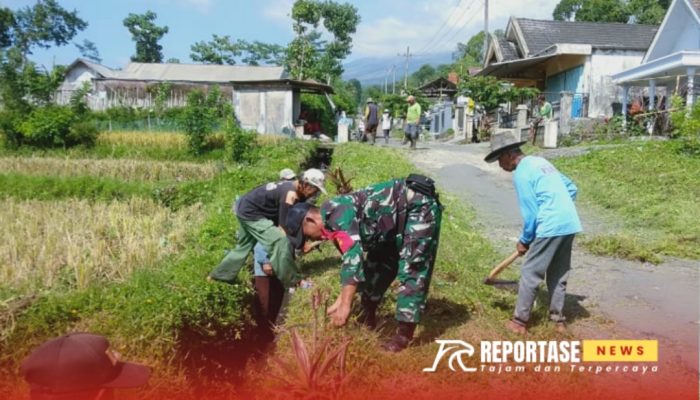 Babinsa Bersama Warga Kerja Bakti Pembersihan Selokan di Dusun Umbulrejo