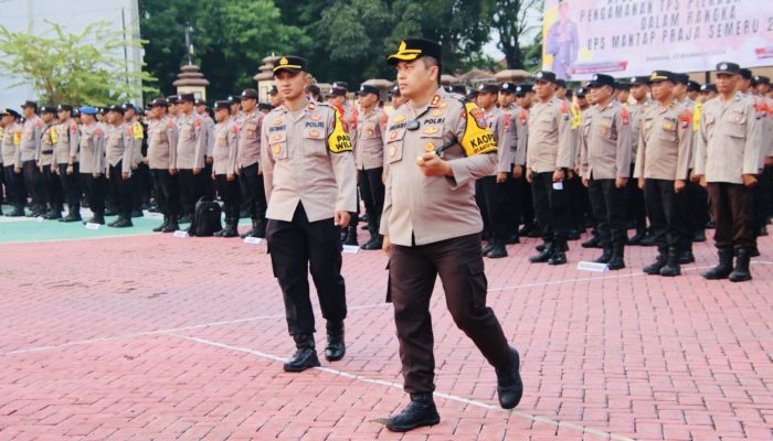 Jelang Pemungutan Suara Pilkada 2024, Kapolres Sumenep Pimpin Apel Pergeseran Pasukan Pengamanan Tempat Pemungutan Suara (TPS)