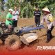 Foto: Kapolres Sumenep, AKBP Henri Noveri Santoso, saat membajak lahan untuk tanaman jagung, @by_reportasenews.net