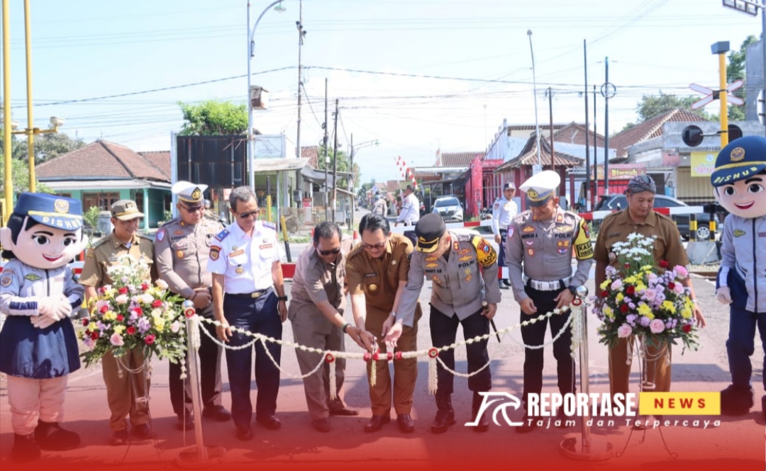 Foto: Ketua DPRD Kabupaten Blitar, Supriadi, saat peresmian pengoperasian palang pintu dan pos jaga di perlintasan kereta api, @by_reportasenews.net