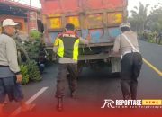 Atasi Kemacetan, Polisi Bantu Dorong Truk Mogok di Lumajang 10 Atasi Kemacetan, Polisi Bantu Dorong Truk Mogok di Lumajang