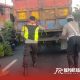 Polisi bantu dorong Truck yang mogok di area pasar pisang Ranuyoso