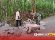 Babinsa Gucialit Kawal Pemasangan Paving untuk Peningkatan Infrastruktur Desa 9 Babinsa Gucialit Kawal Pemasangan Paving untuk Peningkatan Infrastruktur Desa