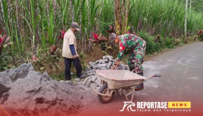 Babinsa Gucialit Kawal Pemasangan Paving untuk Peningkatan Infrastruktur Desa