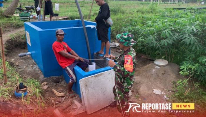 Babinsa Pasirian Kawal Instalasi Solar Panel untuk Sumur Bor di Dusun Tegir