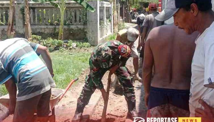 Jelang Musim Penghujan, Babinsa Yosowilangun Kidul Bersama Warga Laksanakan Karya Bakti Pengerukan Drainase