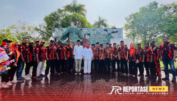 Peringati Hari Pahlawan, Bunda Indah – Mas Yudha Tabur Bunga di TMP Lumajang
