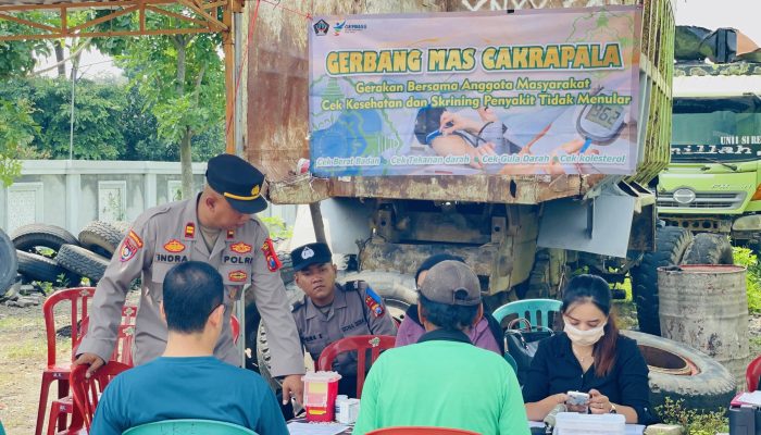 Polres Blitar Bersinergi Dengan Dinas Kesehatan Gelar Bakti Kesehatan dan Pelayanan Kepolisian dalam Program Jumat Berkah di Kecamatan Wlingi
