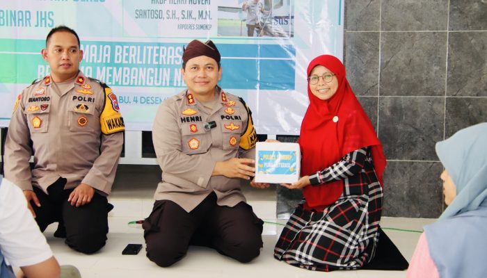 Peduli Literasi, Kapolres Sumenep Serahkan Buku Edukasi Dan Sarkon Kepada Binar Junior High School