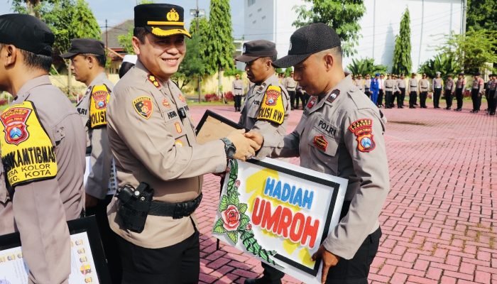 Kapolres Sumenep Berikan Penghargaan dan Umroh Kepada Anggota Berprestasi