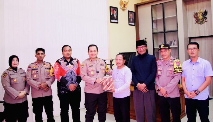 Respon Cepat, Kapolres Sumenep Beri Perlindungan dan Bantuan kepada Guru Korban Pembakaran Sepeda Motor