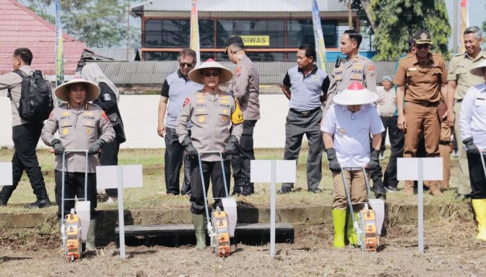 Kapolres Blitar Bersama Kapolda Jatim dan Forkopimda Jawa Timur Tanam Jagung Serentak 1 Juta Hektar dilanjutkan Launching benih jagung bhayangkara di Polres Blitar