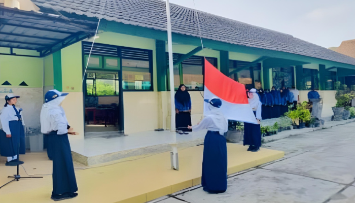 SMP Negeri 1 Ngadiluwih Kabupaten Kediri Bersinergi Laksanakan Upacara Bendera
