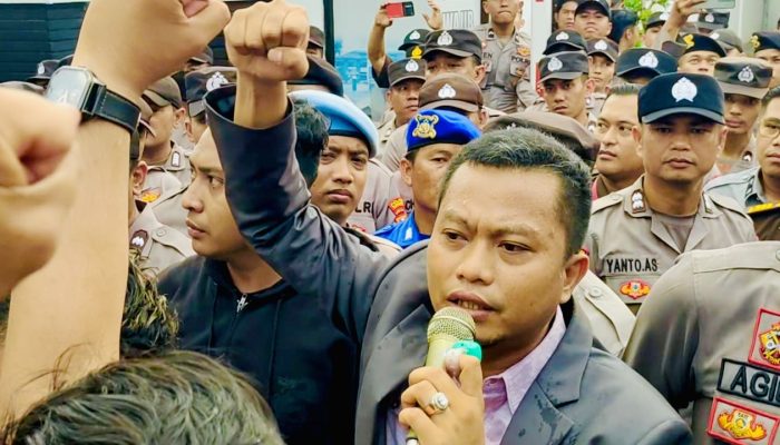 Tuntut Keadilan, Puluhan Aktivis dan Keluarga Korban KDRT Geruduk Kejari dan PN Sumenep