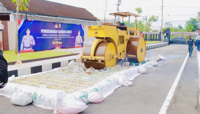 Polres Blitar Musnahkan Ribuan Botol Miras Hasil Operasi Pekat Semeru 2025