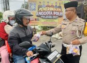 Berbagi Berkah Ramadhan, Satlantas Polres Blitar Bagikan Takjil kepada Pengguna Jalan