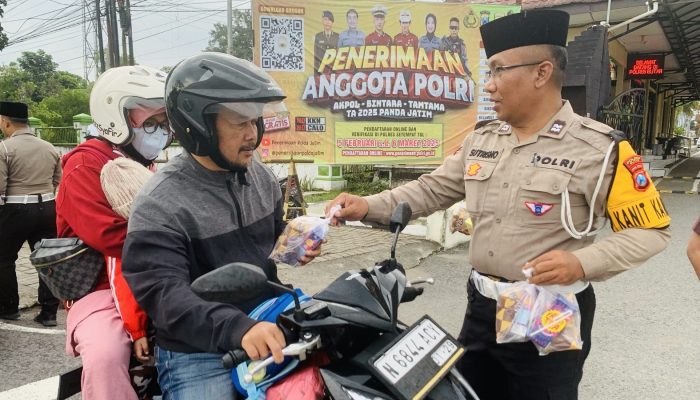 Berbagi Berkah Ramadhan, Satlantas Polres Blitar Bagikan Takjil kepada Pengguna Jalan