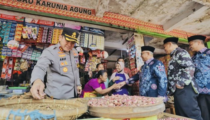 Kapolres Blitar Bersama Bupati dan Forkopimda Gelar Sidak Bahan Pokok di Pasar Wlingi