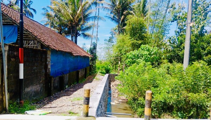 Dapat Bantuan Keuangan Provinsi Pemerintah Desa Slumbung Bangun TPT di Dua Lokasi