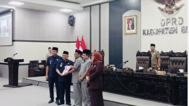 Ketua DPRD Menyerahkan Pokir Tahun 2026 Kepada Bupati Blitar