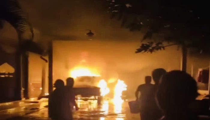 Kebakaran Misterius Hanguskan Dua Mobil dan Dua Motor di Sampang, Polisi Lakukan Penyelidikan Mendalam