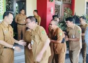Usai Libur Lebaran, Bupati dan Wakil Bupati Sumenep Gelar Halalbihalal Bersama ASN di Hari Pertama Masuk Kerja 9 Usai Libur Lebaran, Bupati dan Wakil Bupati Sumenep Gelar Halalbihalal Bersama ASN di Hari Pertama Masuk Kerja