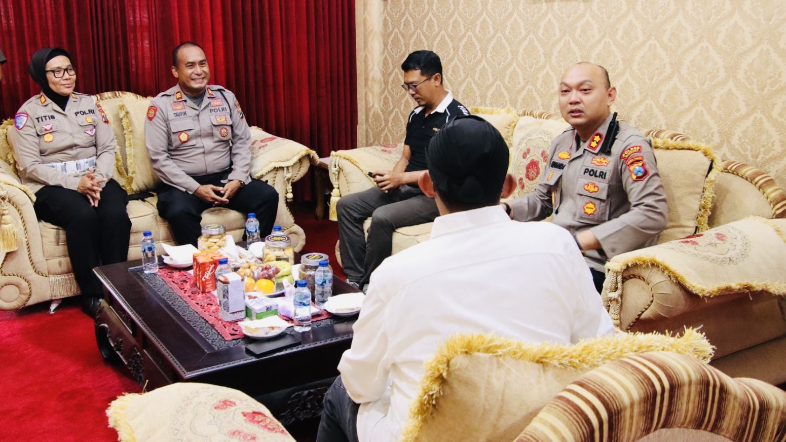 Pererat Sinergi, Kapolres Sumenep AKBP Rivanda Silaturahmi ke Rumah Dinas Bupati 2 43be9972 c4b0 45c5 930e 40199e7fba02