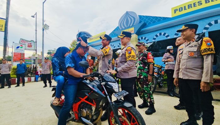 Aksi Simpatik Kapolres Blitar: Bagikan Helm Gratis saat Pantau Arus Balik Lebaran 2025