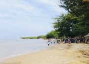 Pantai Badur Ramai Dikunjungi Wisatawan di Hari Kedua Lebaran 8 Pantai Badur Ramai Dikunjungi Wisatawan di Hari Kedua Lebaran