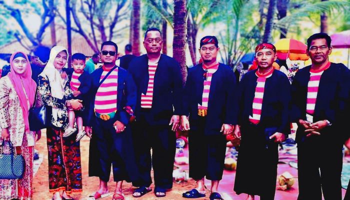 Rayakan Tellasan Topak, Sekretariat DPRD Sumenep Ikut Festival Ketupat di Pantai Slopeng