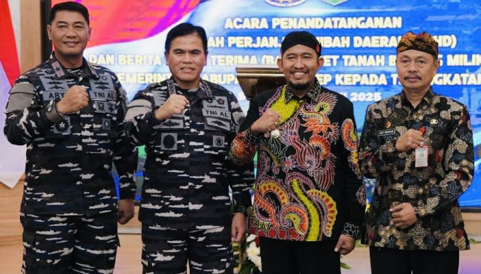 Bupati Fauzi Serahkan Aset Tanah ke TNI AL, Perkuat Pertahanan Maritim di Madura