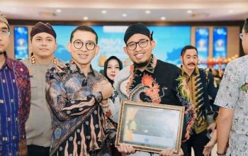 Bupati Sumenep, Achmad Fauzi Wongsojudo, menerima penghargaan dari Sekretariat Nasional Perkerisan Indonesia (SNKI) sebagai Tokoh Inspiratif dalam pelestarian budaya keris.