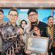 Bupati Sumenep, Achmad Fauzi Wongsojudo, menerima penghargaan dari Sekretariat Nasional Perkerisan Indonesia (SNKI) sebagai Tokoh Inspiratif dalam pelestarian budaya keris.