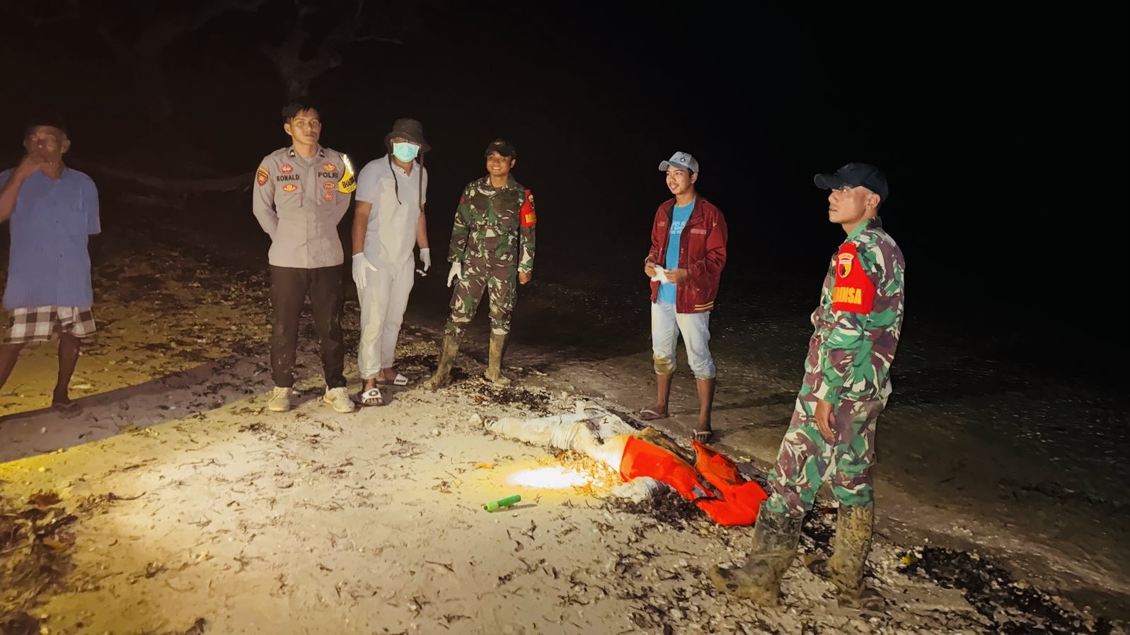 Mengerikan! Mayat Mr. X Tanpa Kepala dan Tangan Ditemukan di Pantai Setembang, Arjasa 2 deeb9307 632a 48f1 baff 87d1f67b143f