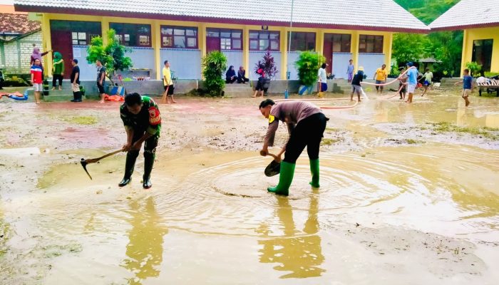 Gotong Royong Polisi dan TNI Bersama Warga Bersihkan Sisa Material Banjir di Tuban