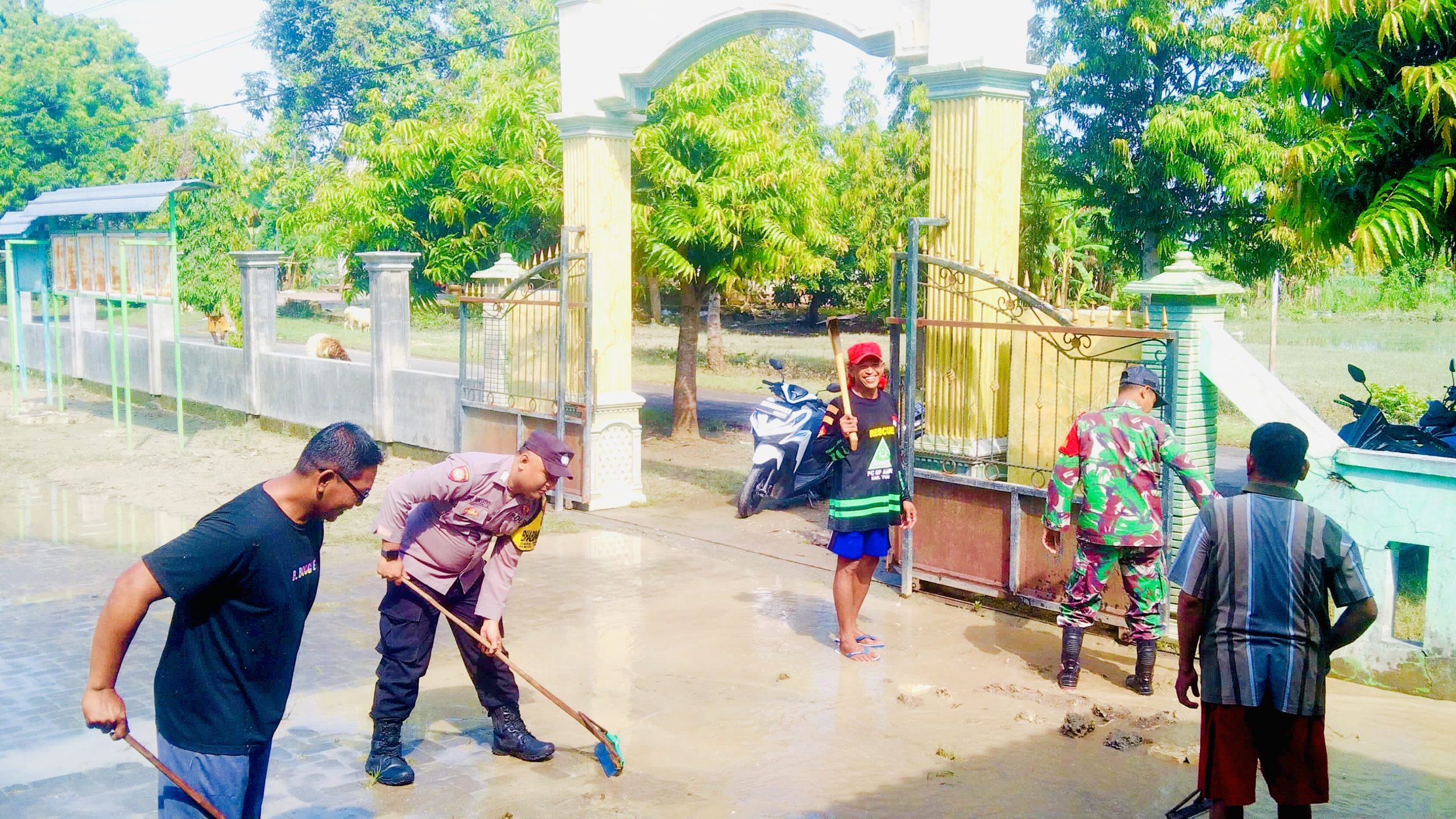Gotong Royong Polisi dan TNI Bersama Warga Bersihkan Sisa Material Banjir di Tuban 2 69b47f09 35c8 4c87 be9e d15675f4755d scaled