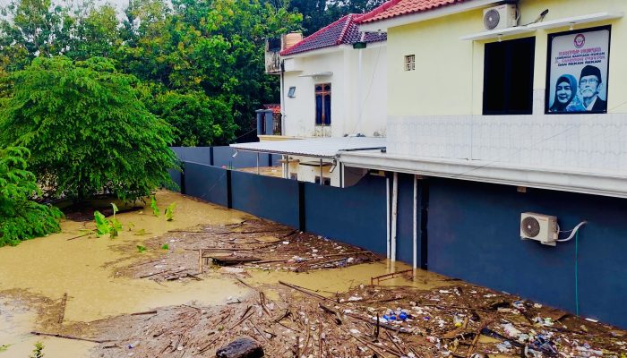 Tanggul Jebol, Banjir dan Longsor Ancam Permukiman Warga di Kebunagung Sumenep