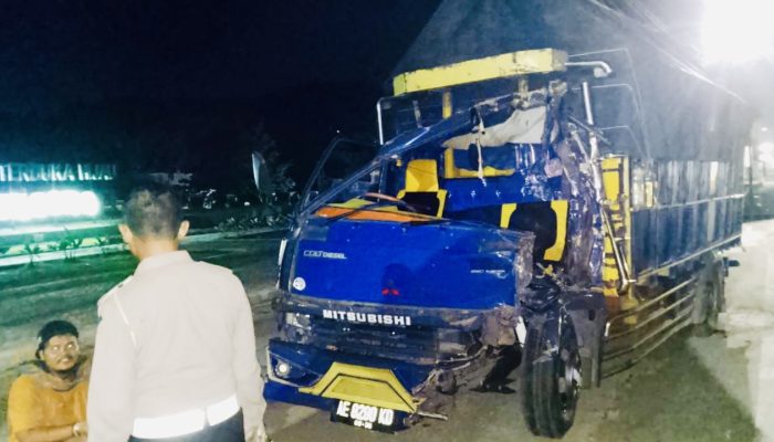 Dua Truk Terlibat Kecelakaan Dini Hari di Kanigoro Blitar, Tidak Ada Korban Jiwa