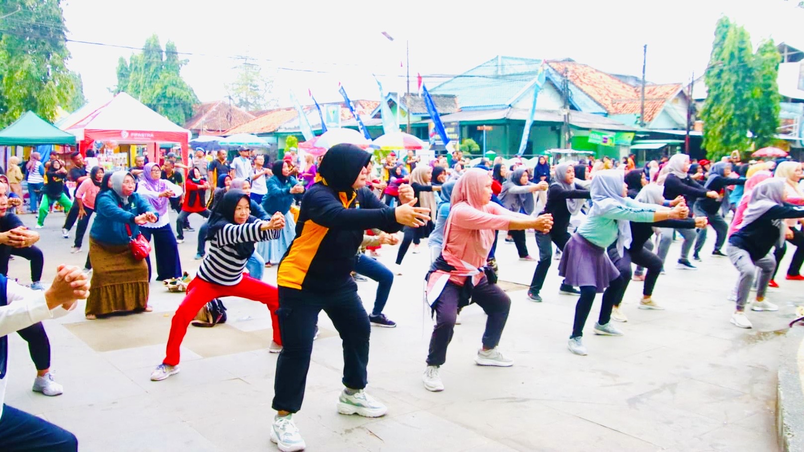 Senam, SKCK, Ngopi Gratis! Polres Sumenep Rayakan Hari Bhayangkara Bareng Warga 2 c49b1a19 969a 4bee 952d 6d935becd3fc