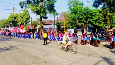 Ratusan Siswa MTsN 1 Sumenep Meriahkan Pawai MATSAMA, Polsek Sumenep Kota Lakukan Pengamanan Ketat