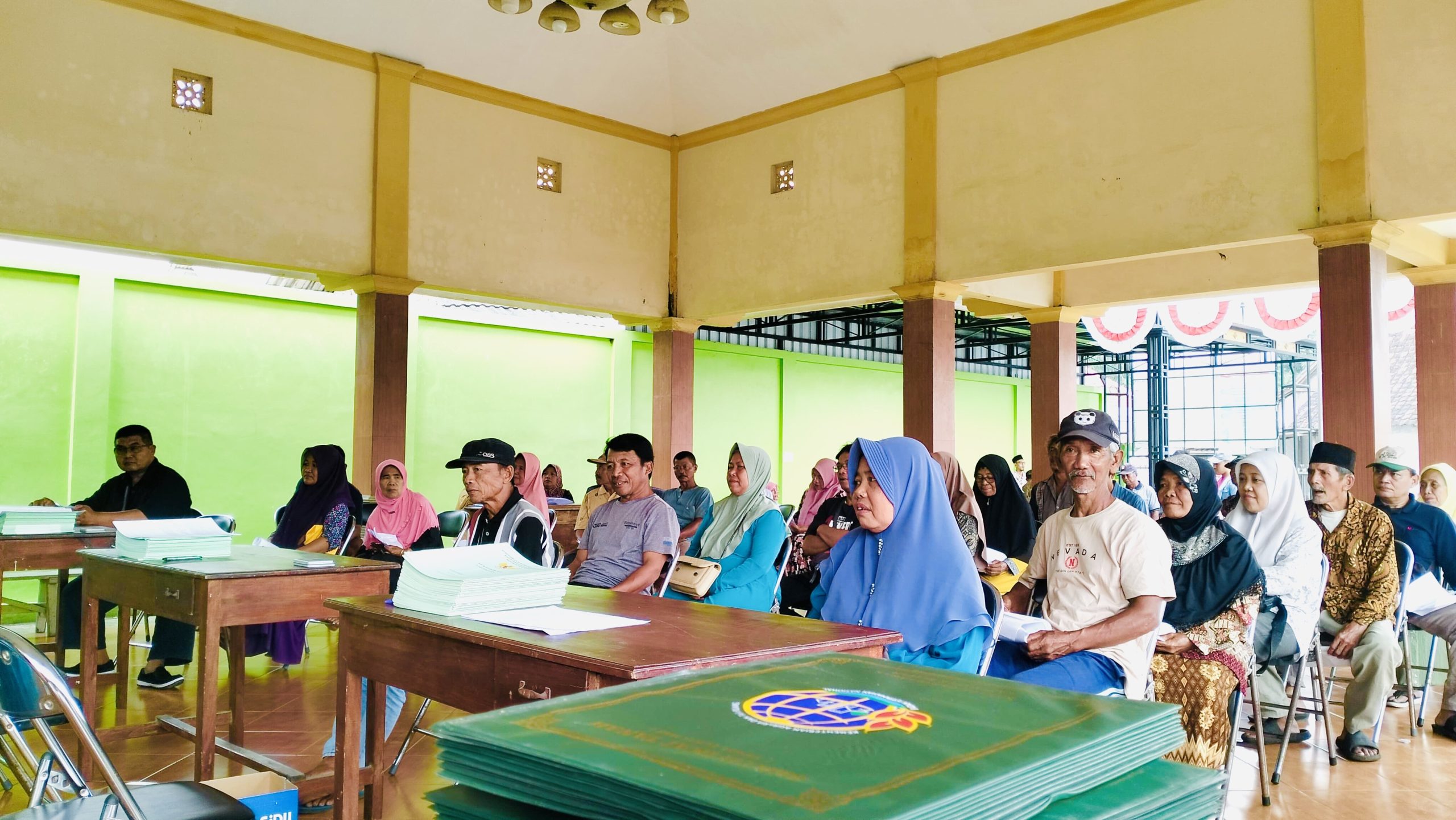 Program PTSL Tahap V di Wonodadi: Ratusan Warga Resmi Miliki Sertifikat Tanah 2 b462ff0d bbc4 4a00 bc05 7a7490b6acf4 scaled