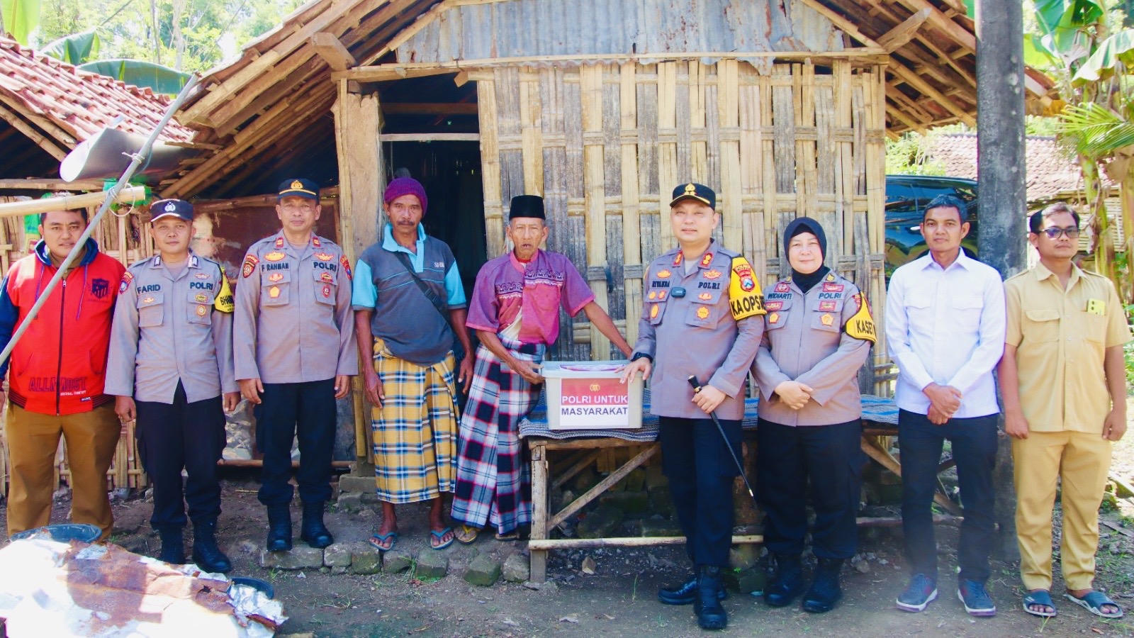 Kapolres Sumenep Hadirkan Harapan untuk Lansia yang Ditinggal Anak-Istri 2 c31abbcf 8c36 45f5 b3e2 590cda1be239