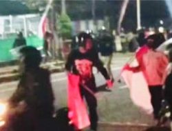 Suasana Blitar Mencekam, Ratusan Remaja Lempari Mapolres dan Rusak Gedung DPRD 10 Suasana Blitar Mencekam, Ratusan Remaja Lempari Mapolres dan Rusak Gedung DPRD