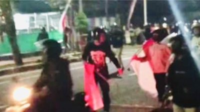 Suasana Blitar Mencekam, Ratusan Remaja Lempari Mapolres dan Rusak Gedung DPRD